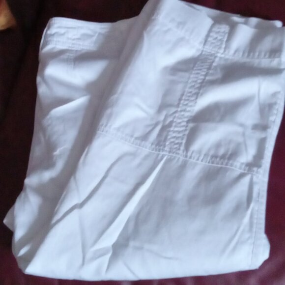 Peter Nygard Pants - Ladies white capris with pockets in good condition size 6